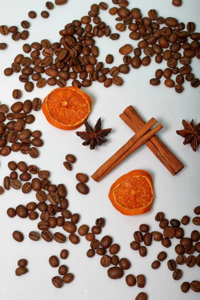 Granos de café, palitos de canela, pimienta de Jamaica y anís. Rodajas de naranjas secas. Sobre fondo blanco. Día Mundial del Café . — Foto de Stock