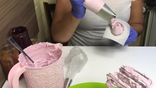 Γυναίκα Φτιάχνει Τριαντάφυλλα Από Ζαχαρωτά Χρησιμοποιώντας Μια Σακούλα Ζαχαροπλαστικής Στο — Αρχείο Βίντεο