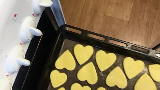 Une Femme Ouvre Four Place Des Blancs Pour Les Biscuits — Video