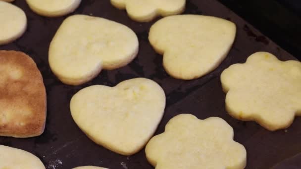 Biscoitos Recém Feitos Estão Uma Assadeira Frescos Biscoitos Forma Coração — Vídeo de Stock