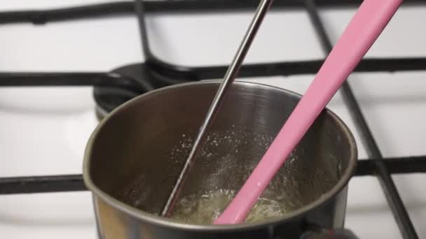 一个人把温度计放在糖浆里测量它的温度 糖浆在炖锅里煮 准备棉花糖 可见的浓密泡沫 — 图库视频影像