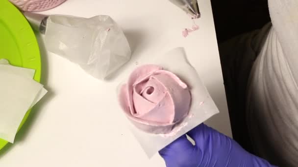 Γυναίκα Σχηματίζει Ένα Τριαντάφυλλο Ζαχαρωτό Χρησιμοποιεί Ειδική Βάση Και Σακούλα — Αρχείο Βίντεο