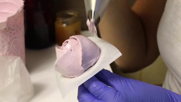 女人形成了棉花糖玫瑰 使用一个特殊的摊位和糕点袋 — 图库视频影像