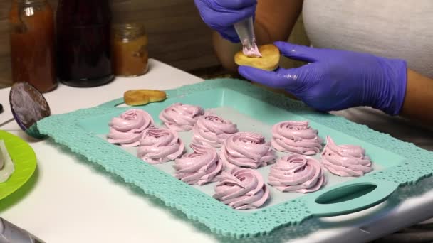 女人做棉花糖三明治 用棉花糖做饼干和放在盘子里 — 图库视频影像