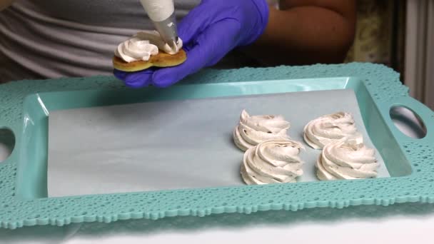 Woman Making Marshmallow Sandwiches Applies Marshmallow Biscuit Cookies Places Tray — Stock Video