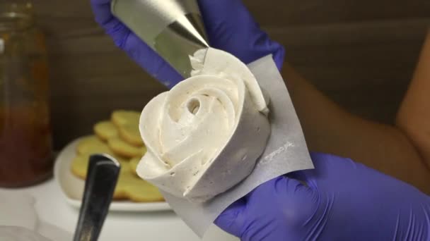 Žena Vytvoří Marshmallow Růži Používá Speciální Stojan Sáček Pečivo — Stock video