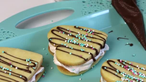 Een Marshmallow Sandwich Wordt Een Dienblad Gelegd Versierd Met Chocolade — Stockvideo