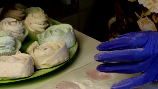一个女人把两半的棉花糖连在一起 用地塞米松处理它 准备好的甜点放在桌上了 — 图库视频影像