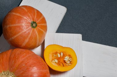 Olgun portakal kabakları. Farklı yüzeylerde yatıyorlar..