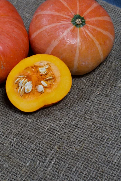 Ripe orange pumpkins. They lie on different surfaces. — Stock Photo, Image