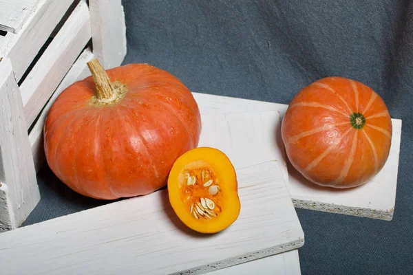 Ripe orange pumpkins. They lie on different surfaces. — Stock Photo, Image