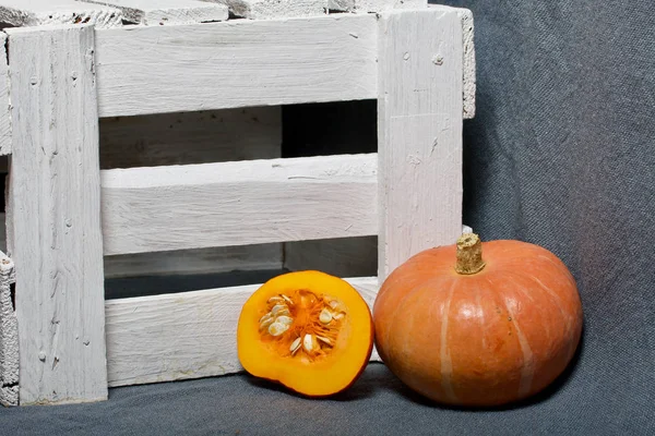 Rijp sinaasappelpompoenen. Ze liggen op verschillende oppervlakken. — Stockfoto