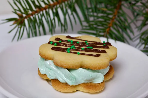 Desserts pour les fêtes d'hiver. Sucreries et branches d'épinette . — Photo