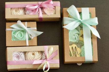 Farklı şekil ve renkte şekerlemeler. Kağıt ambalajda yığılmış. Renkli saten kurdelelerle bağlanmış..