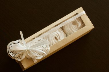 Farklı şekil ve renkte şekerlemeler. Kağıt ambalajda yığılmış. Renkli saten kurdelelerle bağlanmış..