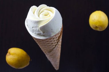 Şekerlemelerle dolu gözleme konisi. Çiçek şeklinde marşmelovlar. Havada süzülüyor. Ayva meyvelerinin yanında.