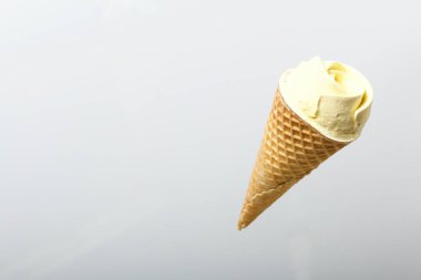 Şekerlemelerle dolu gözleme konisi. Çiçek şeklinde marşmelovlar. Havada süzülür.