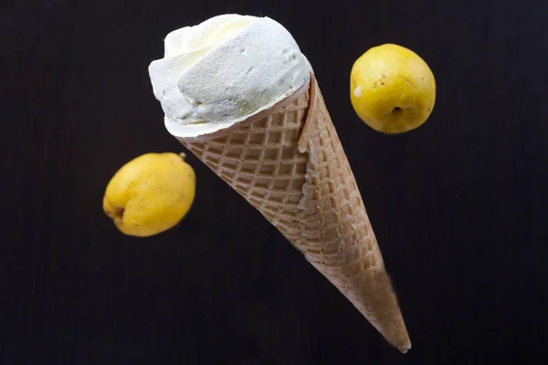 Cono di cialde pieno di marshmallow. Marshmallows nella forma di un fiore. Si alza in aria. Vicino ai frutti della mela cotogna . — Foto Stock