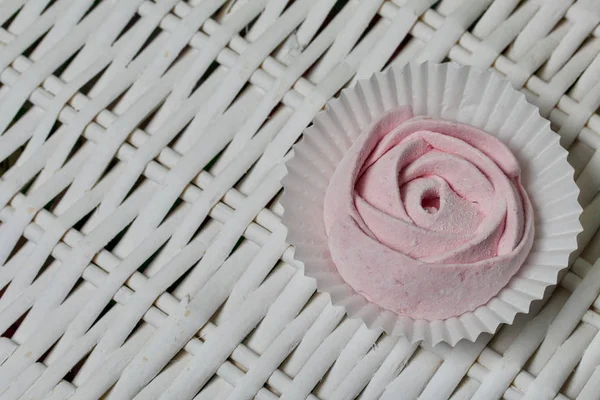 空中ピンクのチェリーマシュマロ。バラの形で。ブドウの木を背景に. — ストック写真
