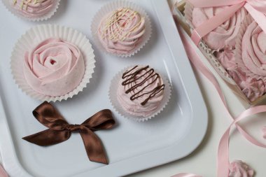 Havadan gelen vişneli şekerlemeler. Farklı şekil ve boyutlarda. Dekstroz serpilmiş. Çikolatayla süslenmiş..