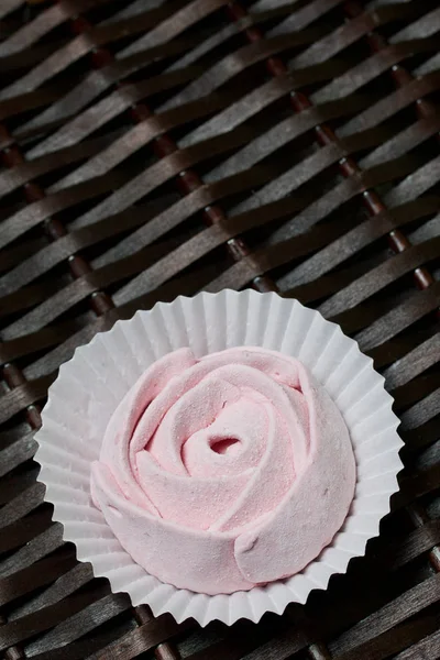Malvaviscos de cereza rosados aéreos. En forma de rosa. En el contexto de las vides de mimbre . — Foto de Stock