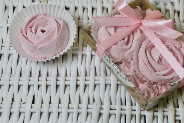 Malvaviscos de cereza rosados aéreos. En forma de rosa. En una caja de regalo con una cubierta transparente. En el contexto de las vides de mimbre . — Foto de Stock