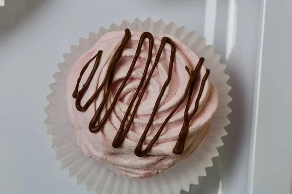 Malvaviscos de cereza rosados aéreos. Espolvoreado con dextrosa. Decorado con Chocolate. Primer plano . — Foto de Stock