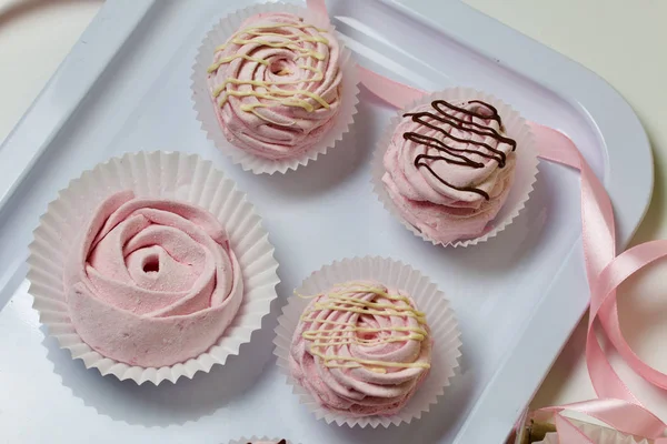 Εναέρια ροζ ζαχαρωτά κεράσι. Διαφορετικά σχήματα και μεγέθη. Πασπαλισμένο με δεξτρόζη. Με σοκολάτα γαρνιρισμένο. — Φωτογραφία Αρχείου