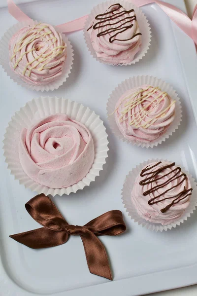 Malvaviscos de cereza rosados aéreos. Diferentes formas y tamaños. Espolvoreado con dextrosa. Decorado con Chocolate . —  Fotos de Stock