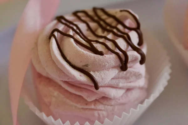 空中ピンクのチェリーマシュマロ。デキストロースで振りかけ。チョコレートが添えられている。閉鎖. — ストック写真