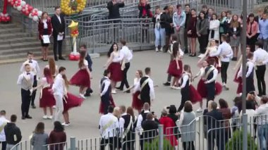 MINSK, BELARUS 29 MAYIS 2020 Okul Dansı mezunları bir vals. Erkekler ve kızlar son çağrıda. Misafirlerle çevrili.