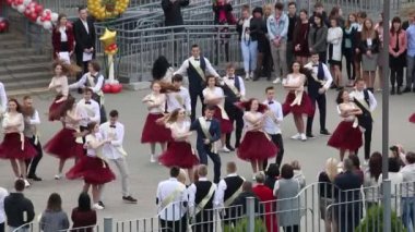 MINSK, BELARUS 29 MAYIS 2020 Okul Dansı mezunları bir vals. Erkekler ve kızlar son çağrıda.