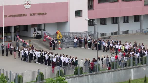 MINSK, BELARUS 29 mei 2020 Laatste oproep op school. Afgestudeerden voor de school. Er is een feestelijk programma.. — Stockvideo