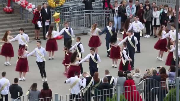 MINSK, BELARUS 29 MAI 2020 Les diplômés de l'école dansent une valse. Garçons et filles au dernier appel. Entouré par les invités .. — Video