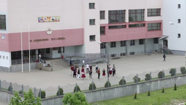 В Беларуси 29 мая 2020 года выпускники репетируют школьный вальс. Мальчики и девочки танцуют в кругу . — стоковое видео