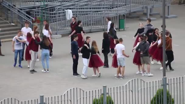MINSK, BELARUS 29.května 2020 Absolventi nacvičují školní valčík. Kluci a holky se připravují k tanci v kruhu. — Stock video