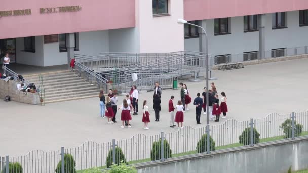 MINSK, BELARUS MAY 29, 2020 Graduados ensayando un vals escolar. Niños y niñas escuchan las instrucciones del coreógrafo — Vídeos de Stock