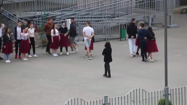 MINSK, BELARUS 29. MAI 2020 Schulabgänger proben einen Abschiedswalzer. Jungen und Mädchen tanzen vor der Schule. — Stockvideo