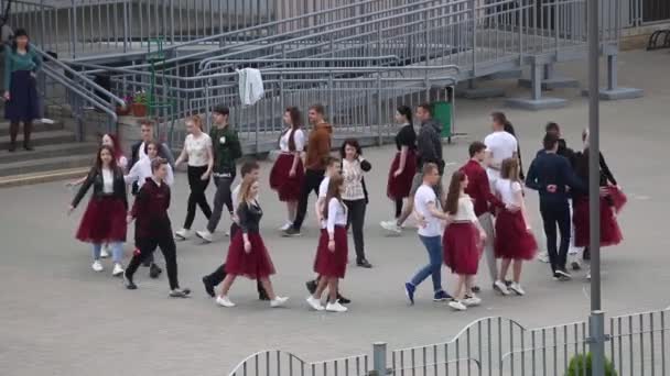 MINSK, BELARUS 29 Mayıs 2020 Okul mezunları bir veda valsi prova ediyorlar. Erkekler ve kızlar dansın unsurlarını icra ederler. — Stok video