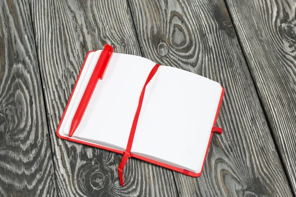 Abierto Cuaderno Rojo Bolígrafo Sobre Fondo Tablas Pino Pintadas Blanco — Foto de Stock