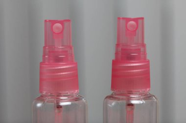 Kozmetik için spreyli plastik şişeler. Yakın çekim..