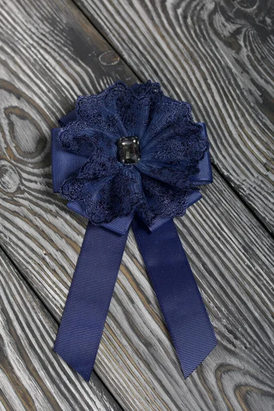 Broche Uma Fita Cor Azul Escura Com Seixo Placas Pinho — Fotografia de Stock
