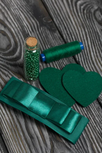 Grânulos Verdes Fios Bordado Coração Forma Broche Espaços Branco Clipe — Fotografia de Stock