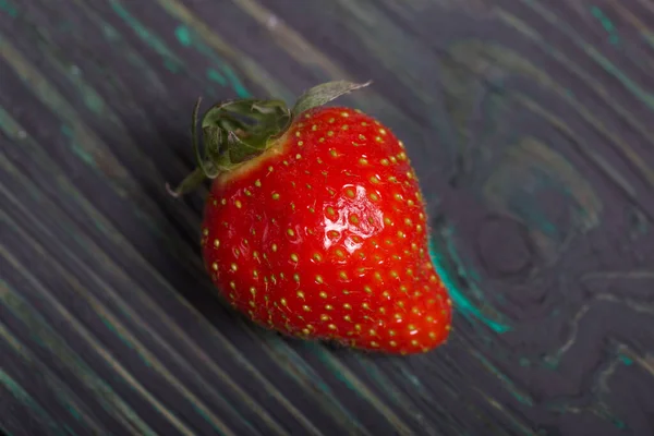 Fraise Rouge Avec Queues Cheval Vertes Sur Des Planches Pin — Photo