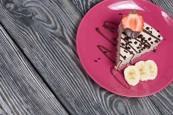 Cheesecake Tallrik Garnerade Med Jordgubbar Bananer Och Choklad Borstade Tavlor — Stockfoto