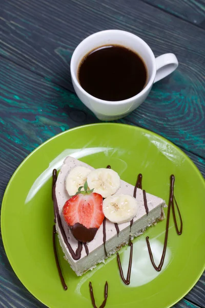 Cheesecake Plate Garnished Strawberries Bananas Chocolate Cup Coffee Brushed Pine — Stock Photo, Image