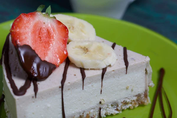 Cheesecake Plate Garnished Strawberries Bananas Chocolate Brushed Pine Boards Painted — Stock Photo, Image