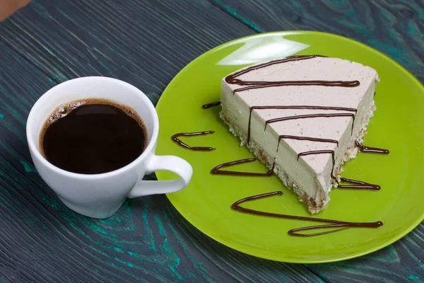 Bolo Queijo Prato Decorado Com Chocolate Perto Uma Xícara Café — Fotografia de Stock