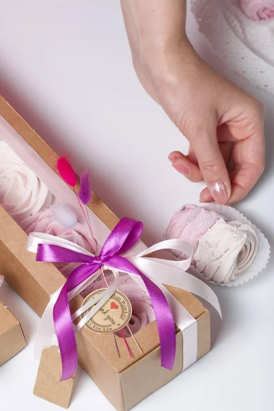 Marshmallow Confezione Carta Artigianale Mani Femminili Decorato Con Nastri Fiori — Foto Stock
