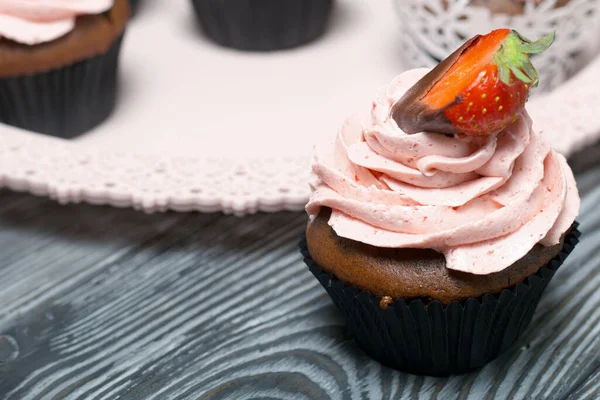 Chocolate Cupcakes Strawberry Cream Decorated Half Strawberries Chocolate — Stock Photo, Image